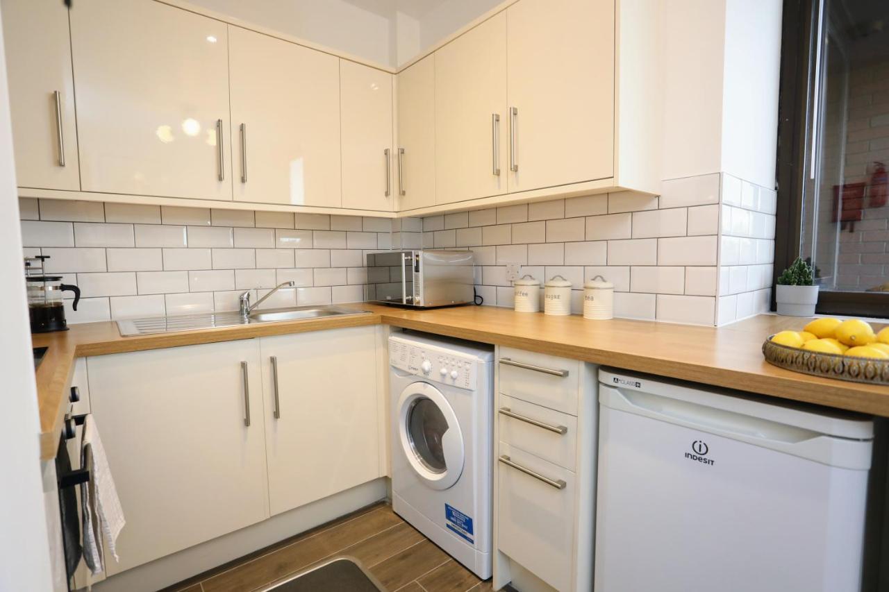 Aisiki Living At Upton Rd, Multiple 1, 2, Or 3 Bedroom Apartments, King Or Twin Beds With Free Wi-Fi & Parking Watford  Bagian luar foto