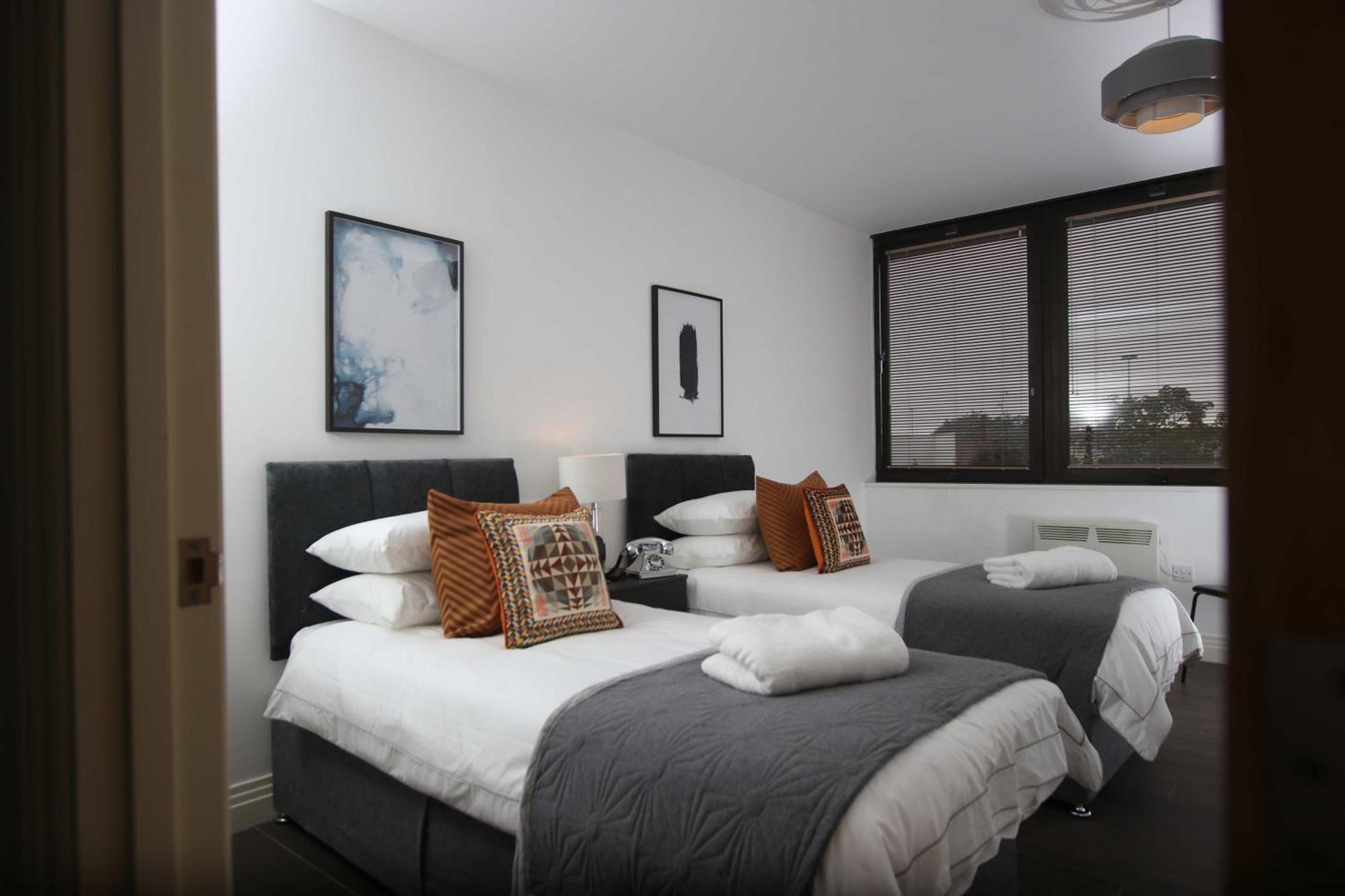 Aisiki Living At Upton Rd, Multiple 1, 2, Or 3 Bedroom Apartments, King Or Twin Beds With Free Wi-Fi & Parking Watford  Bagian luar foto