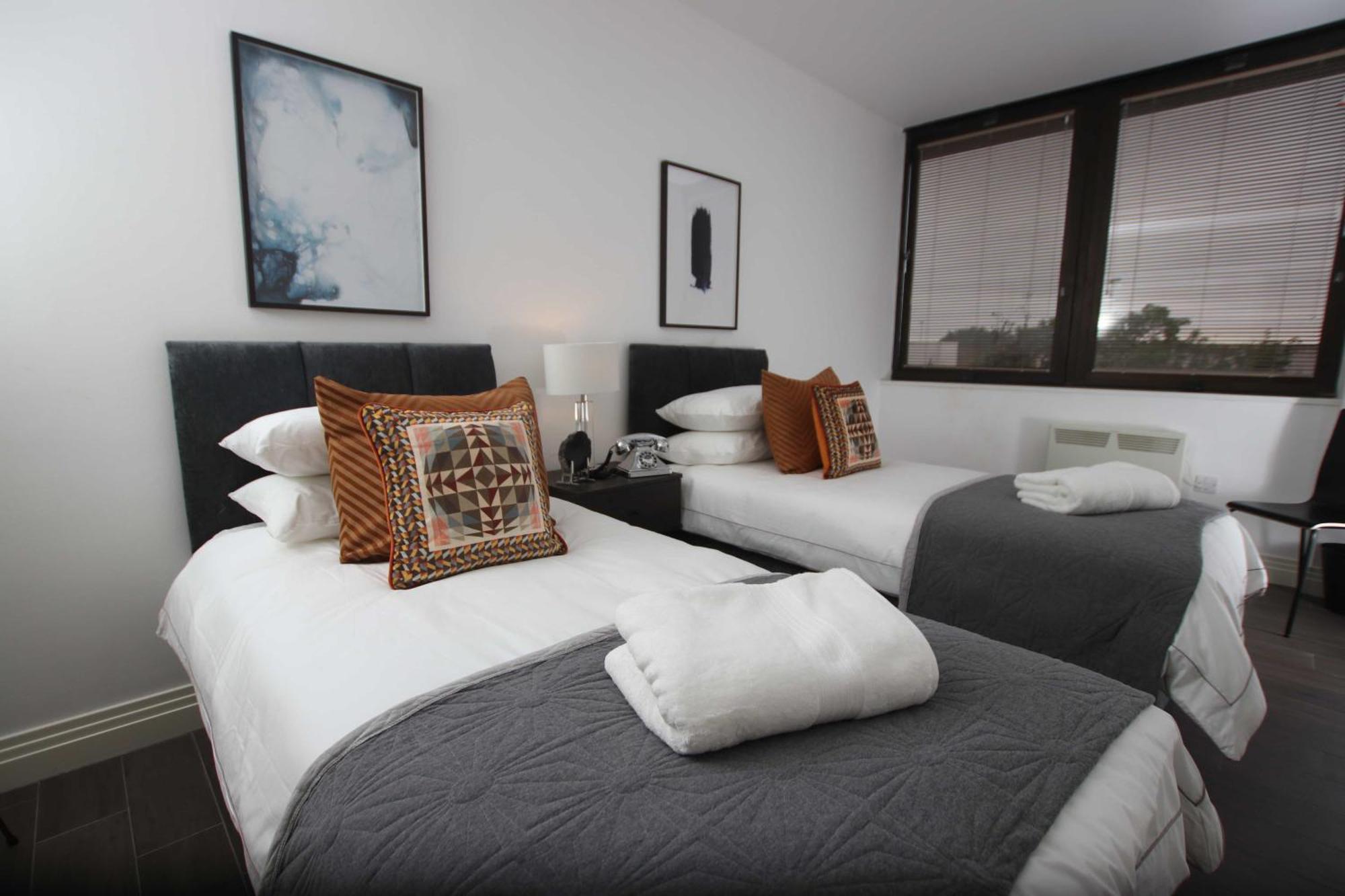 Aisiki Living At Upton Rd, Multiple 1, 2, Or 3 Bedroom Apartments, King Or Twin Beds With Free Wi-Fi & Parking Watford  Bagian luar foto
